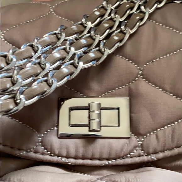 Sondra Roberts Taupe quilted purse w/ chain strap. - Picture 6 of 6